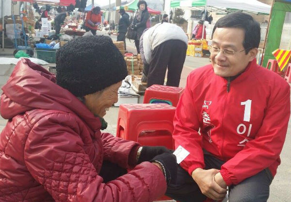 <사진설명>이수원 새누리당 춘천시장 예비후보가 시장 상인의 말을 경청하여 듣고 있다.