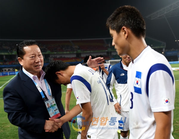 <사진설명> 남자축구 은메달을 따낸 선수들을 운동장에서 격려하는 김정행 대한체육회장(사진 왼쪽)