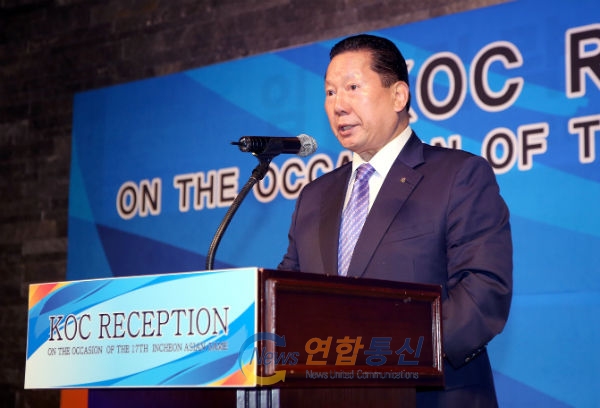 <사진설명>김정행 대한체육회장이 제17회 인천아시아경기대회 참가한 스포츠인사들을 초청하여 만찬을 주최하고 있다.