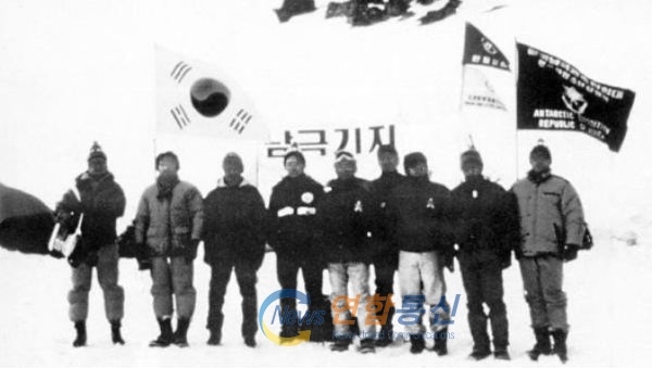 85년 11월 16일 남극 킹조지섬에 도착한 한국 최초의 남극관측탐험대원들 <사진제공=한국극지연구진흥회>