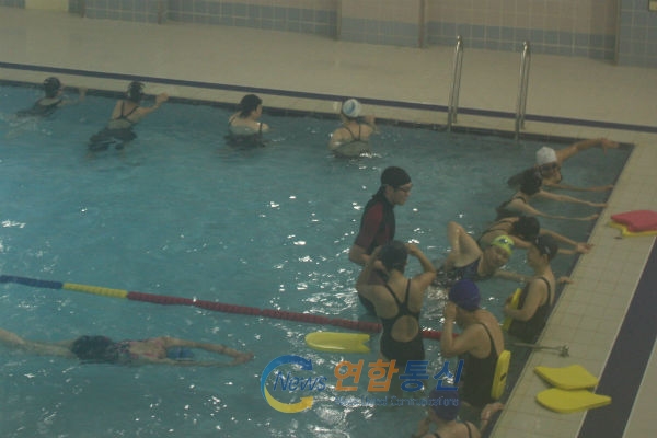 회원들이 피해가 예상되는 국민생활관 수영장