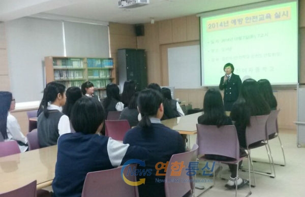 <사진설명>남춘천여중 학생들이 강원 어린이안전학교 김인자 생활안전지도 강사를 통해 교육 받고 있다.