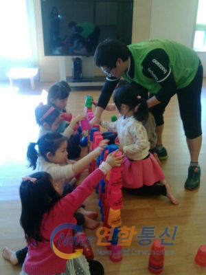 <사진설명>아이들과 컵 쌓기를 하고 있는 유아체육지도자!!