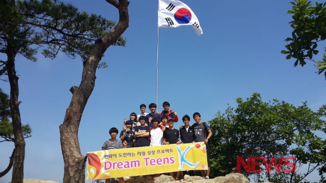 (사진설명=관양중학교 학생성장 프로젝트'dream teens'-오른쪽 첫번째 김기엽 선생님)