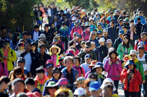 금강산 가는 옛길 걷기대회에 참가한 사람들이 즐거운 오후를 보내고 있다.
