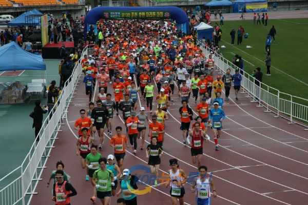 사진설명 : 제13회 춘천호반마라톤대회에 참가한 선수들이 출발을 하고 있다.
