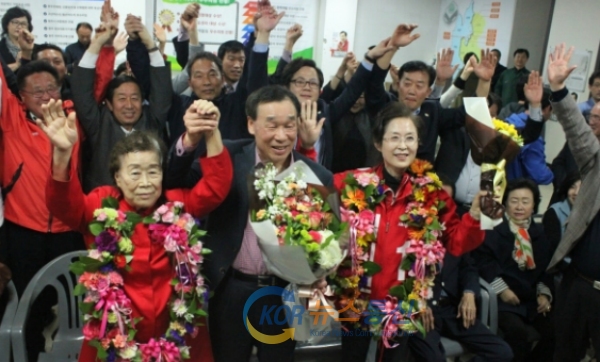 사진설명 : 지난 13일 20대 국회의원 총선에서 재선에 성공한 원주 갑 김기선 당선자가 가족들과 함께 지지자들에게 인사를 하고 있다.