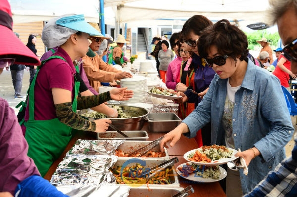사진설명 : 평창군 평창읍 대하리 산채으뜸마을에서 ‘제10회 대하리 곤드레 축제’가 열리며 참가한 사람들이 식사로 곤드레를 체험하고 있다.