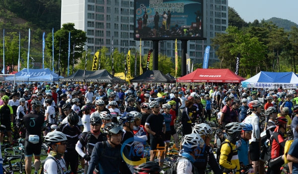 사진설명 : 화천 DMZ랠리 평화자전거대회가 화천생활체육공원 주경기장에서 3,200여명이 참석한 가운데 개회식을 하고 있다.