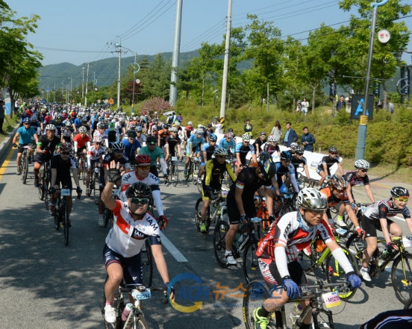 사진설명 : 화천 DMZ랠리 평화자전거대회에 참가한 선수들이 거리를 달리고 있다.