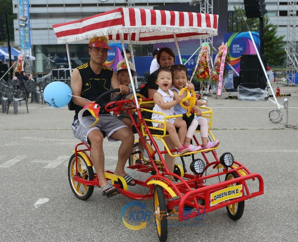 사진설명 : 제3회 인제 바퀴축제에 참가한 가족