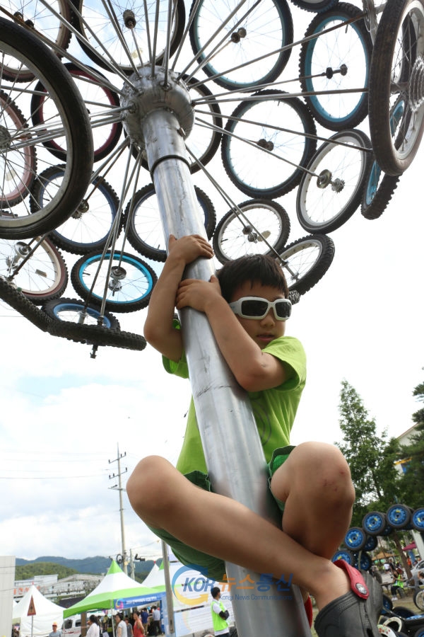 사진설명 : 제3회 인제 바퀴축제에 참가한 어린이!