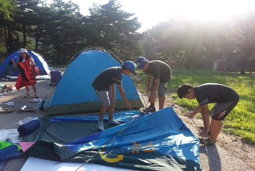 텐트를 직접 만들고 있는 청소년들