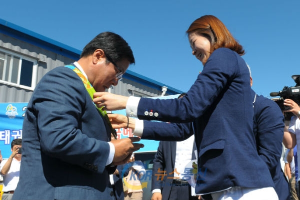 사진설명 : 오혜리 선수가 최동용 춘천시장에게 감사의 메달을 목에 걸어주고 있다.