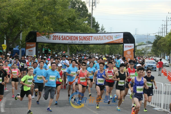 사진설명 : 사천노을 마라톤대회에 참가한 선수들이 출발신호에 맞춰 달리기를 시작하고 있다.
