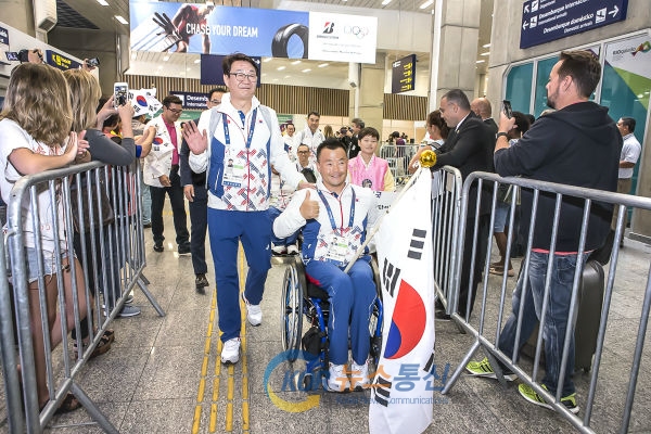 사진설명 : 8월 31일 2016 리우패럴림픽대회에 참가하는 대한민국 선수단이 리우에 입성했다(좌측부터 정재준 선수단장. 휠체어테니스 이하걸 선수).