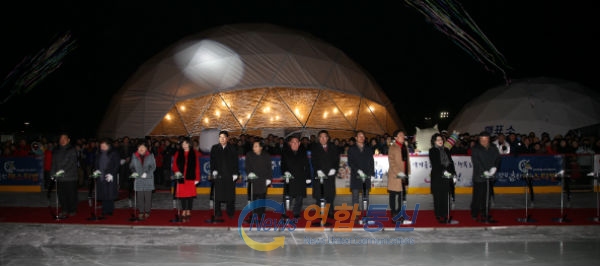 사진설명 : 로맨틱춘천페스티벌 개최에 춘천시 관련 인사들이 참석하여 시작을 알리고 있다.