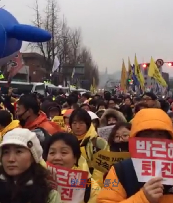 사진설명 : 대국민 5차 집회에 참가한 130만명이 박근혜 대통령 퇴진을 외치고 있다.