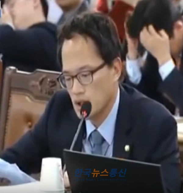 사진설명 : 박주민 의원이 법무부 장관에게 질의를 하고 있다.