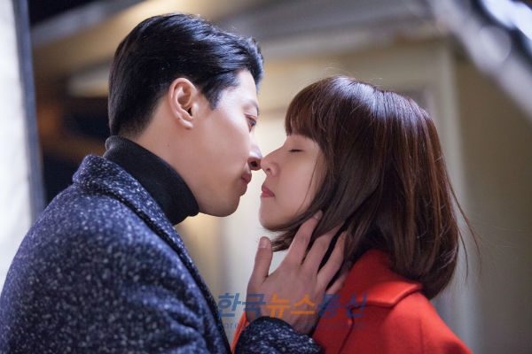 KBS2 주말드라마 ‘월계수 양복점 신사들’의 이동건과 조윤희가 로맨틱한 겨울밤을 선사한다.