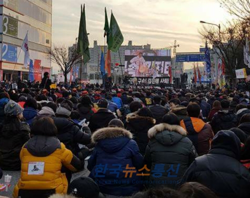 3일 대국민 6차 촛불집회에 참가한 춘천시민 2만여명이 김진태 사무실 앞에서 집회를 하고 있다.