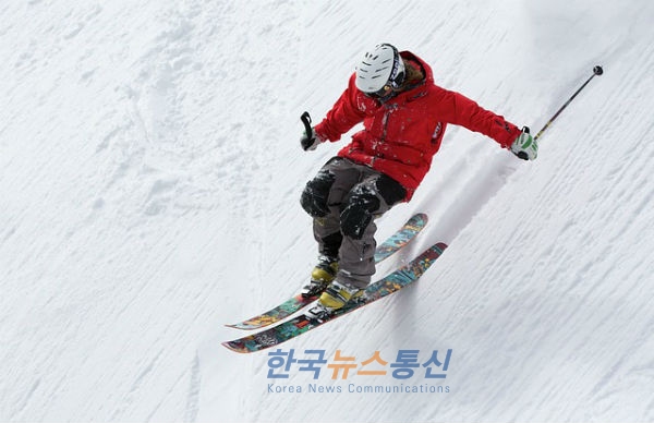 사진설명 : 스키 회원이 스키장 상급코스에서 활강을 하고 있다.