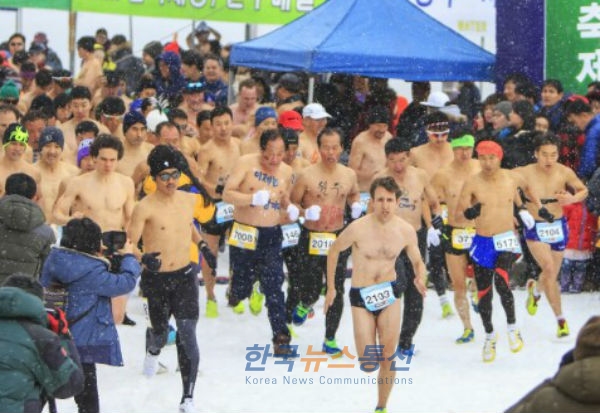 사진설명 : 최문순 강원도지사가 "2017 국제 알몸마라톤대회"에 참가하여 다른 선수들과 힘차게 출발하고 있다(최문순 지사 - 사진 오른쪽에서 다섯번째)