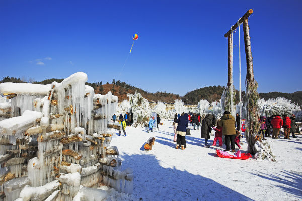 인제빙어축제에 참가한 관광객들이 풍경을 즐기고 있다.[사진 : 정강주 취재팀장]