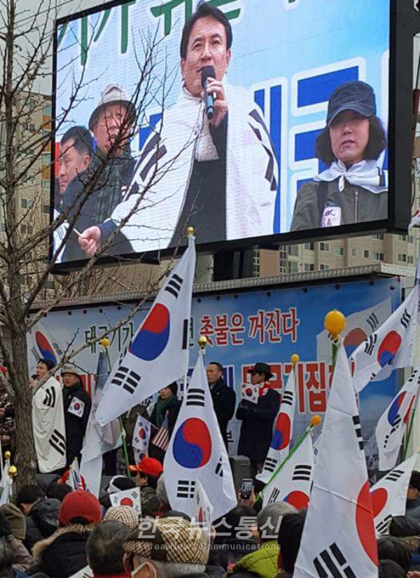 사진설명 : 김진태 의원이 19일, 강원도 춘천시 거두 사거리에서 박근혜 대통령 탄핵 기각을 촉구를 외치고 있다.