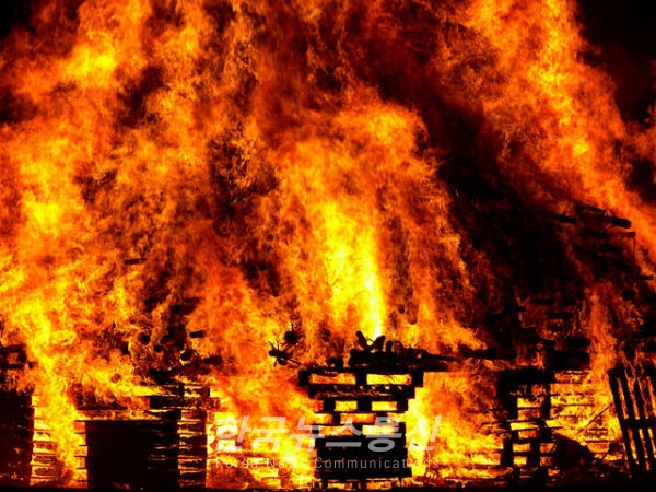 사진설명 : 산불로 인한 농가 주택용 나무가 불타고 있다.