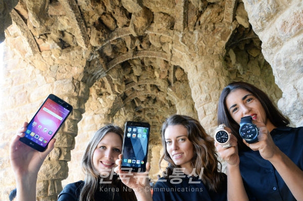 사진설명 : 스페인 바르셀로나 구엘공원을 배경으로 모델들이 (왼쪽부터)LG X파워2, LG K10, LG 워치 스타일, LG 워치 스포츠 등 전시 제품을 선보이고 있다.(사진제공: LG전자)