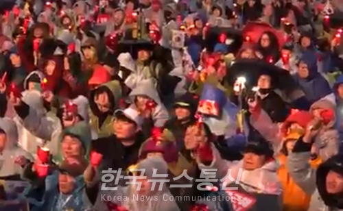 [사진설명 : 서울 세종대로 광화문광장에서는 제18차 촛불집회에 참석한 시민들. [사진 : 유튜브 캡처]