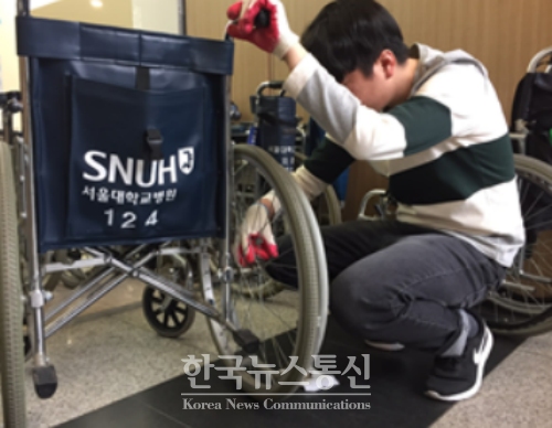 서울대학교병원 보장구 전문 관리요원으로 취업한 발달장애인이 휠체어를 점검하고 있는 모습