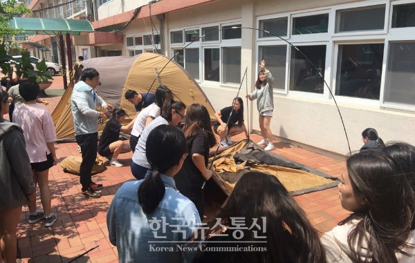 철원 김화여자중학교가 9일 오후, 학교 운동장에서 위기의 학생, 학생자치회 임원, 교사와 학부모, 경찰관이 함께 하는 1박 2일 ‘아름다운 동행’을 실시했다.