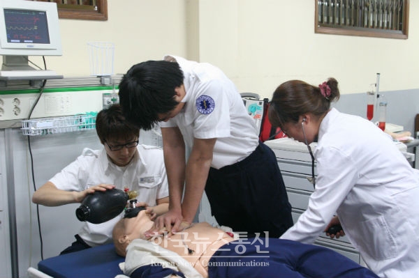 심폐소생술을 실습중인 을지대 응급구조학과 학생들