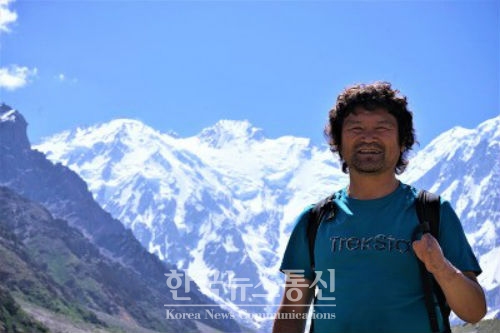 산악인 김홍빈 대장이 히말라야 낭가파르밧(8,125m) 등정에 성공했다.