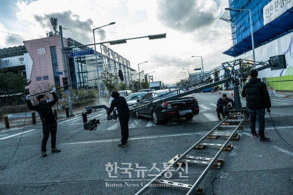 부산 강서구 대저동에 위치한 서부산유통단지 내 부산자동차부품유통단지 앞에서 촬영된 영화 '브이아이피' 현장 스틸이 공개돼 네티즌들의 관심이 집중되고 있다.