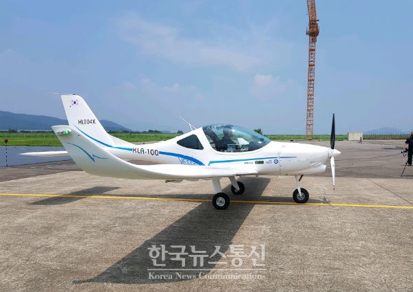 건국대 스포츠급 경항공기 개발 연구단이 국산화에 성공한 ‘2인승 경량항공기(KLA-100)’가 20일 초도 비행에 성공했다.