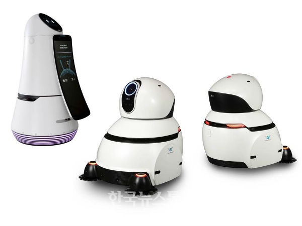 LG전자가 21일부터 인천국제공항에 자체 개발한 안내 로봇과 청소 로봇 각각 5대를 배치하고 공항 이용객들을 대상으로 시범서비스를 시작한다. [사진 : 왼쪽부터 안내 로봇과 청소 로봇]