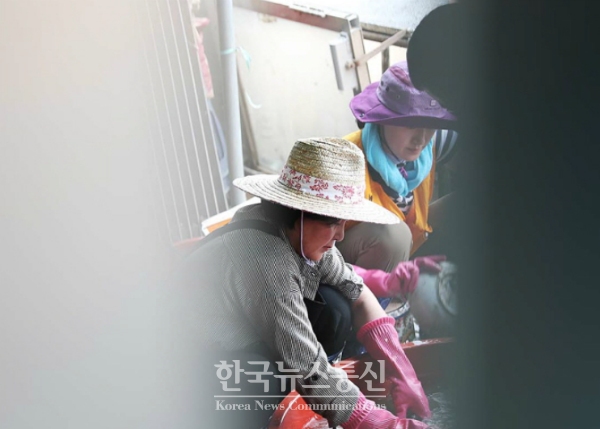 김정숙 여사는 21일 폭우 피해로 어려움을 겪고 있는 충북 청주 지역을 찾아 복구작업을 함께 하며 주민을 위로하고 자원봉사자를 격려하는 시간을 가졌다.
