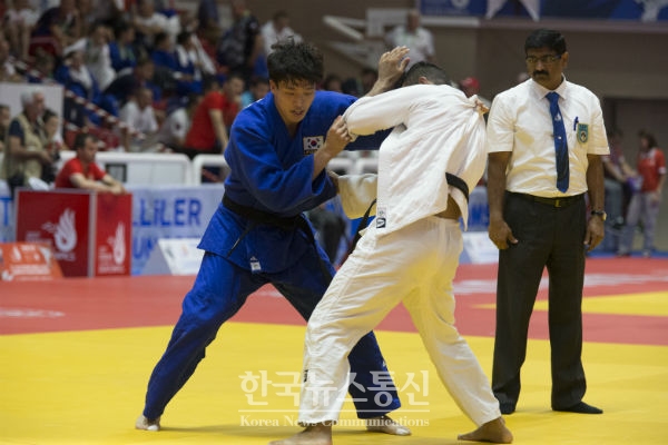 2017 삼순 데플림픽 대회 5일차인 22일 유도 남자 단체전에 우승한 김민석이 경기를 펼치고 있다.