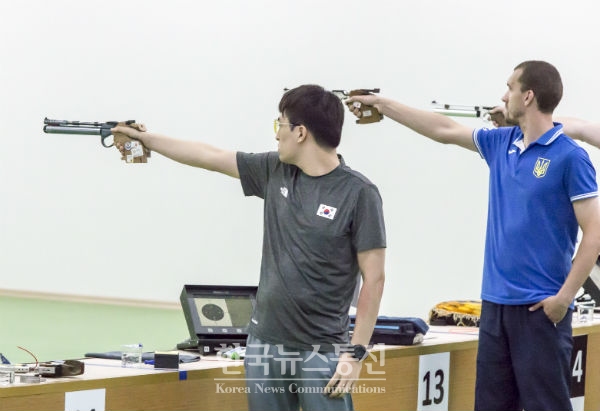 2017 삼순 데플림픽 대회 6일차인 23일 사격 남자 10m 공기권총에서 우승한 김태영이 경기를 펼치고 있다.