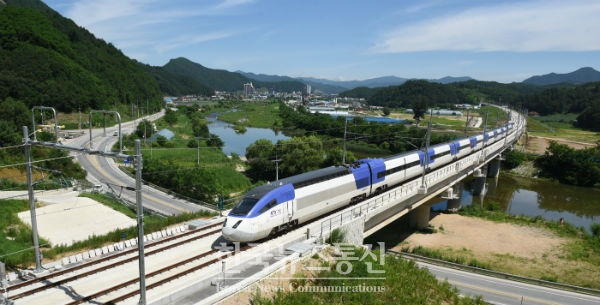 한국철도시설공단이 3일(목) 원주∼강릉 복선철도(120.7km) 구간에 KTX를 처음으로 투입하여 시험운행을 시행한다.