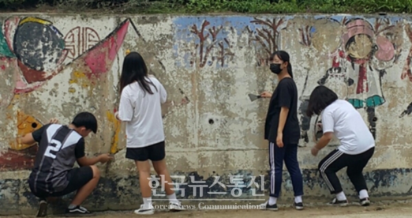 김화읍 도창리 마을에서 벽화 작업중인 학생들