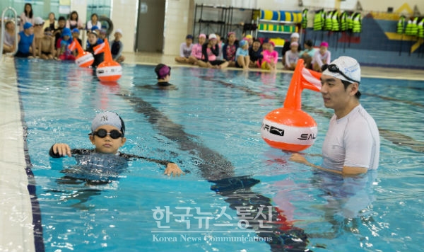 국립중앙청소년수련원이 수상사고 발생 시 대처능력 향상을 위하여 천안 성남초 3~6학년 학생 30여명을 대상으로 생존수영프로그램을 진행했다.