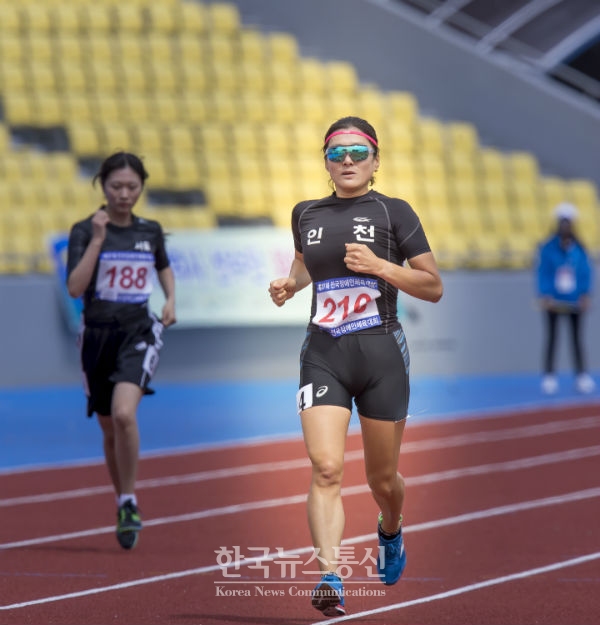 16일, 충주종합운동장에서 펼쳐진 제37회 전 국장애인체육대회 육상 여자 청각 400m 종목에 출전한 오상미가 몸을 풀고 있다.