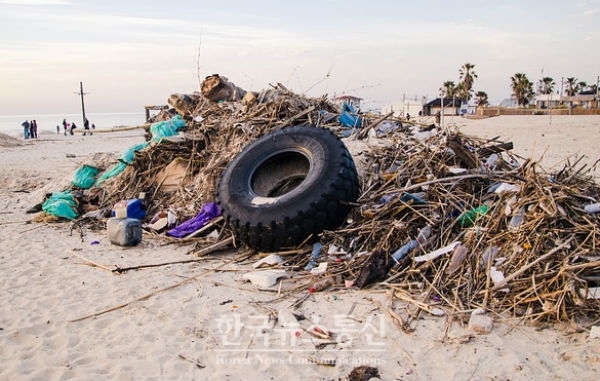 우리나라 해양쓰레기 연간 수거량은 7만 2천톤으로 해양쓰레기 발생 추정량(18만톤/2012년 기준)의 40%만 수거되고 있으며, 수거처리 예산만 연평균 527억이 투입되고 있는 것으로 나타났다.