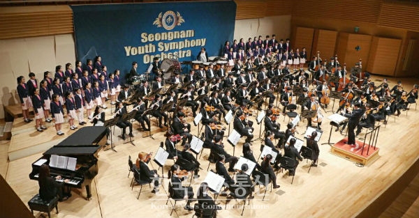 성남청소년오케스트라(상임지휘자 박용준)가 주최하고, 성남시가 후원하는 '2017 시민과 청소년을 위한 열린 가을음악회'가, 11. 19(일) 오후7시 성남아트센터 콘서트홀에서 열린다.