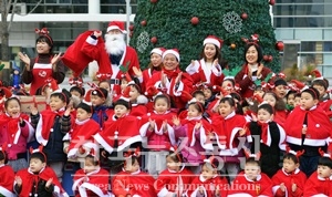 광주광역시는 크리스마스와 연말을 맞아 시청 앞 잔디광장에 크리스마스 트리를 설치하고 6일 점등식을 가졌다.