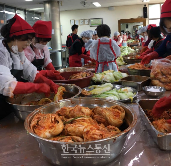 강원도교육청이 지난 9일 도교육청 구내식당에서 ‘사랑의 김치 나누기’ 봉사 활동을 펼쳤다.